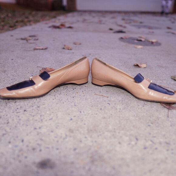 CHANEL Vintage Two-Tone Beige Black Leather Loafers Logo Buckle EU 39 - Picture 10 of 11